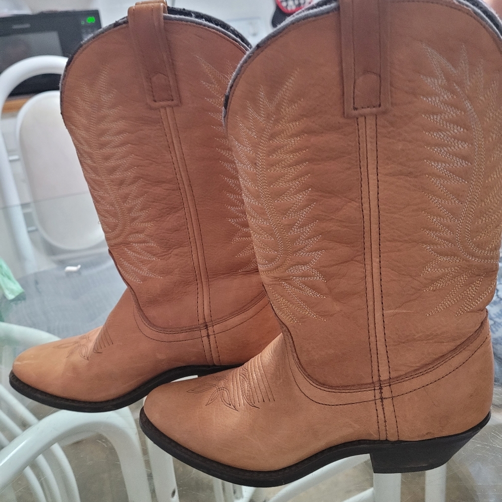 LAREDO COW GIRL BOOTS.